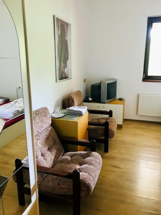 Restaurace penzion Pod Šumárníkem Tvarozna Lhota Exterior foto